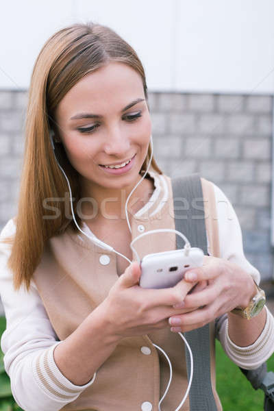 Foto stock: Estudiante · mirando · teléfono · sonriendo · móviles · retrato