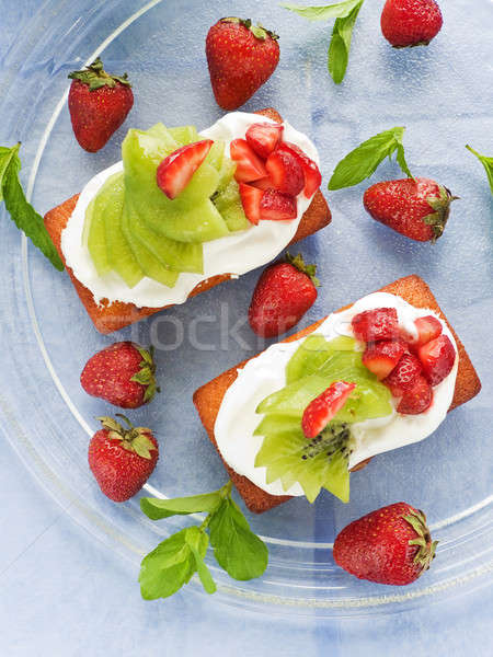 Gâteaux coco crème fouettée fraise kiwi peu profond [[stock_photo]] © AGfoto