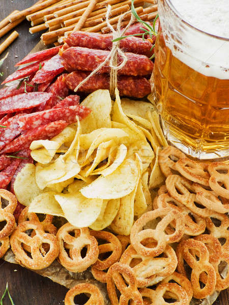 Foto stock: Cerveza · aperitivos · galletas · saladas · oro · alcohol