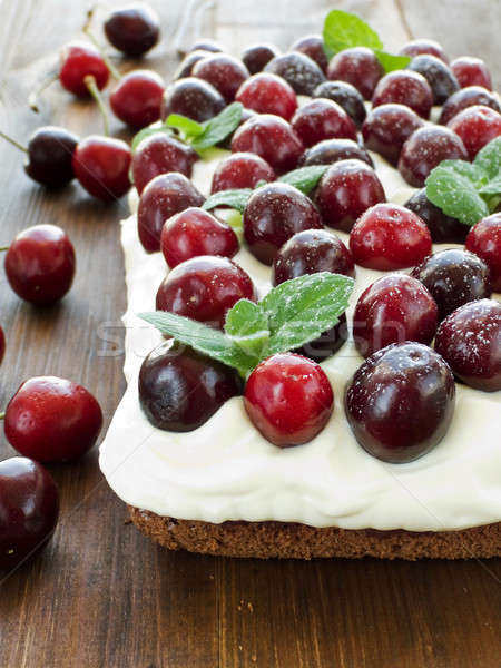 Gâteau sweet cerises crème peu profond [[stock_photo]] © AGfoto