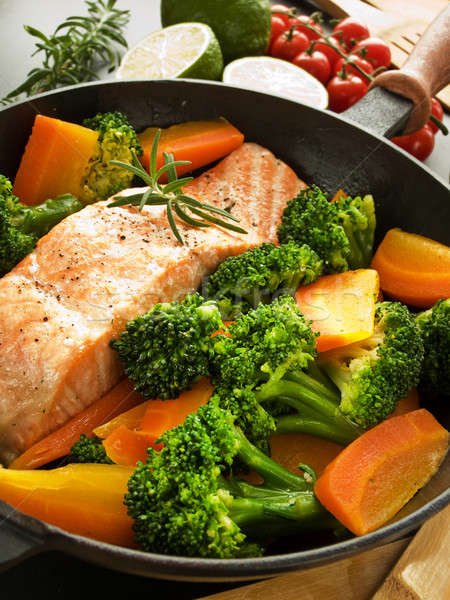 Cena padella salmone bistecca erbe poco profondo Foto d'archivio © AGfoto