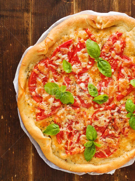 Foto stock: Pizza · tomates · queso · hierbas · bebé · albahaca
