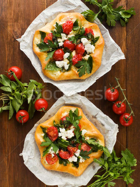 Maison fromage cottage herbes tomates cerises pizza rouge Photo stock © AGfoto