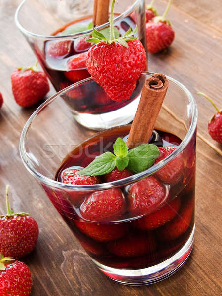 Stock foto: Wein · Erdbeeren · Gläser · Rotwein · Erdbeere · mint