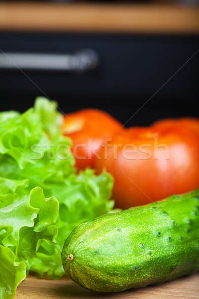 Mancare vegetariana legume tomate castravete salată masa de lemn Imagine de stoc © AGorohov