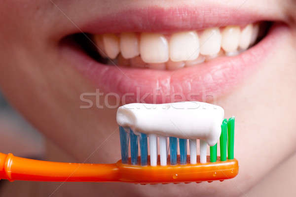 Diş macunu diş fırçası gülümseyen kadın kadın kadın ışık Stok fotoğraf © AGorohov