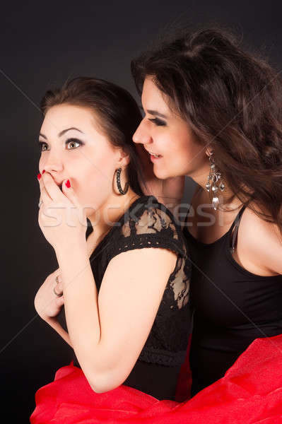 Dwa atrakcyjny młodych kobiet jeden Zdjęcia stock © Aikon