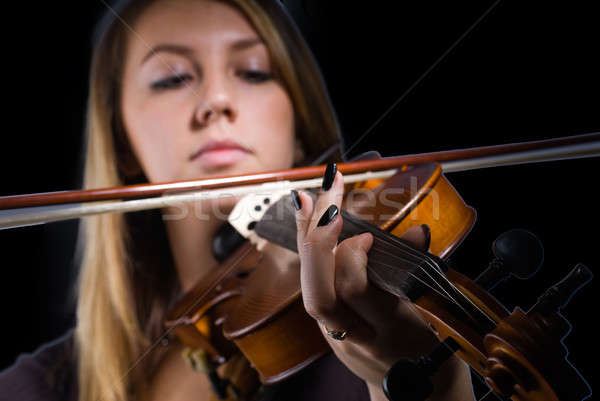 Dziewczyna skrzypce młoda kobieta gry ciemne kobieta Zdjęcia stock © Aikon