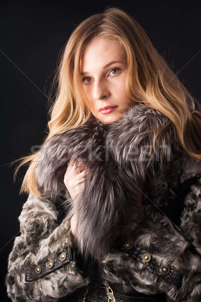 Manteau de fourrure séduisant femme noir Photo stock © Aikon