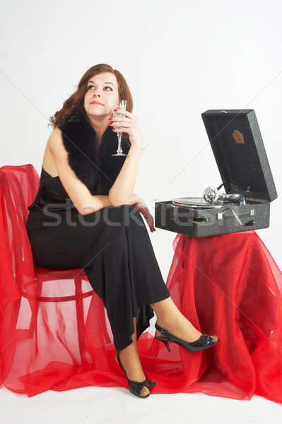 Pretty woman asculta muzică tineri femeie frumoasa şedinţei Imagine de stoc © Aikon