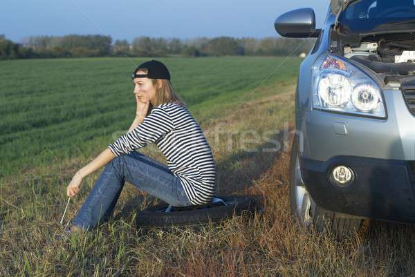 Jonge blond vrouw kapotte auto meisje auto Stockfoto © Aikon