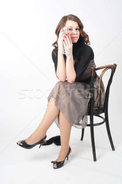 Pretty woman scaun femeie frumoasa stil retro rochie şedinţei Imagine de stoc © Aikon