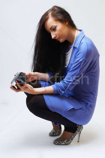 Fiatal nő kamera fiatal boldog nő tart Stock fotó © Aikon