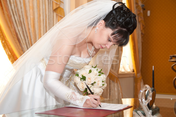 Bastante noiva assinatura documento belo casamento Foto stock © Aikon