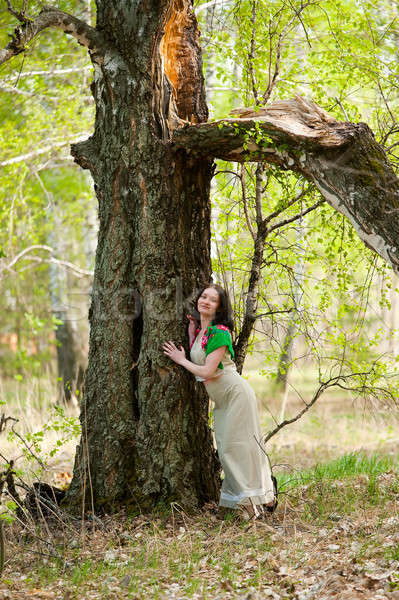 Bela mulher bétula jovem mulher bonita em pé floresta Foto stock © Aikon