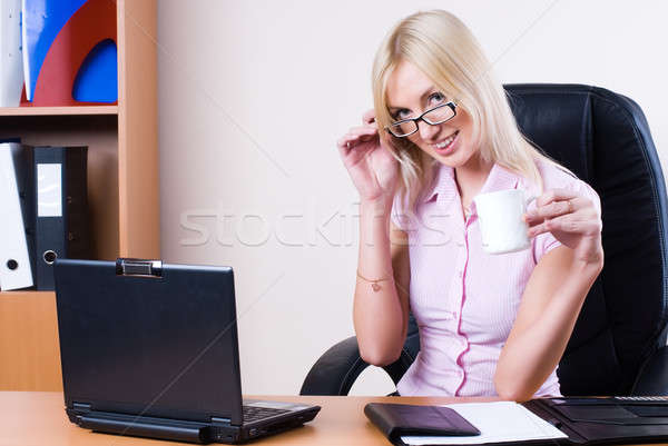 ビジネス女性 ノートパソコン 作業 オフィス 笑みを浮かべて ビジネス ストックフォト © Aikon