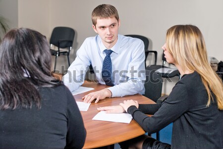 Tineri de succes om de afaceri birou grup mic oameni de afaceri Imagine de stoc © Aikon