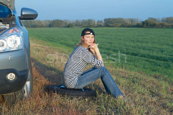 Jonge blond vrouw kapotte auto meisje auto Stockfoto © Aikon