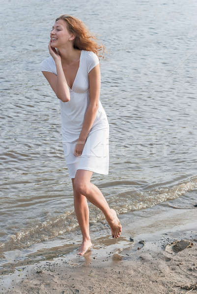 ストックフォト: きれいな女性 · 白いドレス · 海岸 · ビーチ · 旅行 · 女性