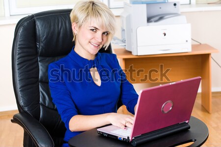 Empresária laptop jovem trabalhando caderno escritório Foto stock © Aikon