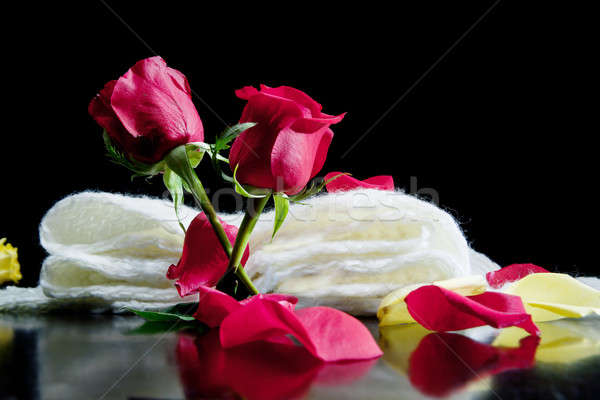 Dwa red roses wraz czerwony płatki czarny Zdjęcia stock © Ainat