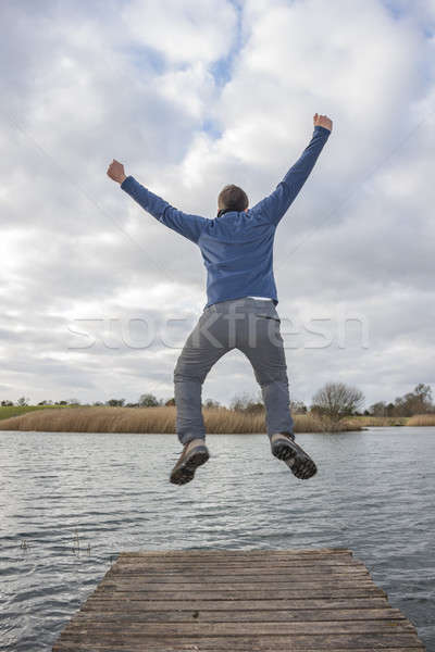 Uomo jumping bordo dock cielo Foto d'archivio © Aitormmfoto