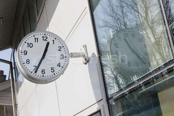 Stazione ferroviaria clock primo piano muro ufficio costruzione Foto d'archivio © Aitormmfoto