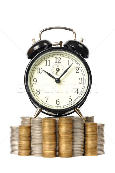 Timpul este bani ceas desteptator în picioare monedă izolat alb Imagine de stoc © ajt