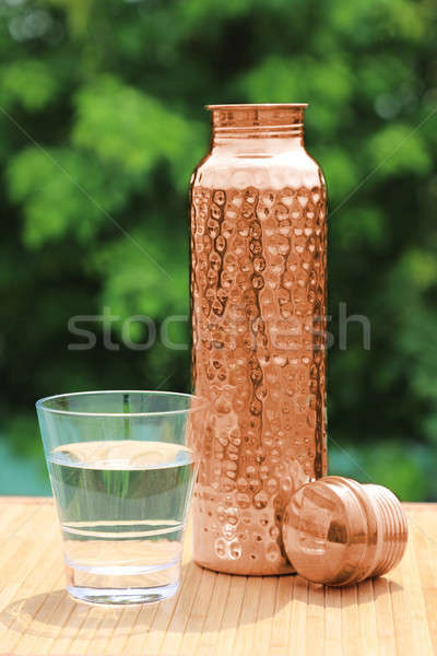 Indiano tradicional feito à mão cobre garrafa de água vidro Foto stock © Akhilesh