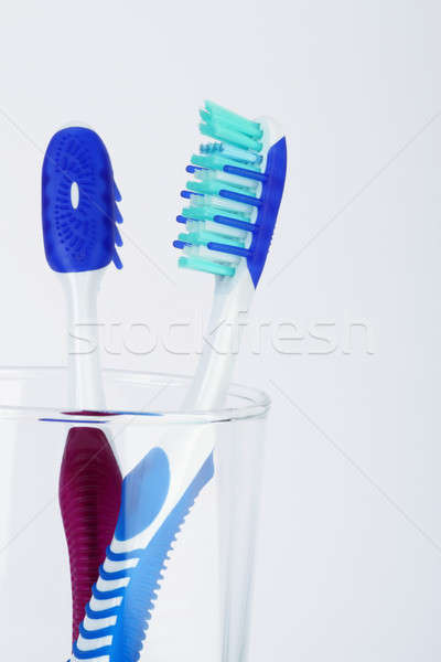 Dois dente escove transparente recipiente azul Foto stock © Akhilesh