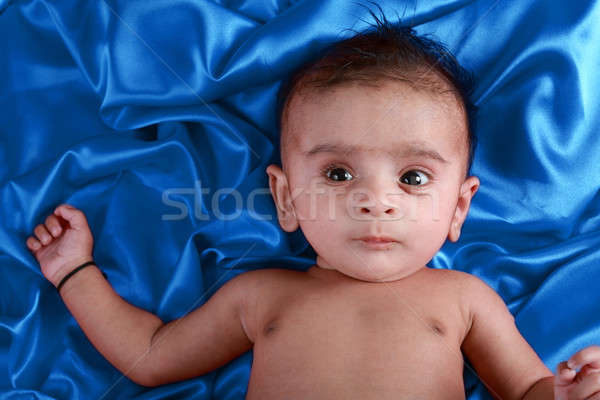 嬰兒 男孩 藍色 緞 質地 肖像 商業照片 © Akhilesh