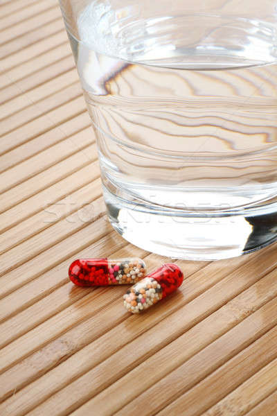 Vidro água medicina cápsulas madeira saúde Foto stock © Akhilesh