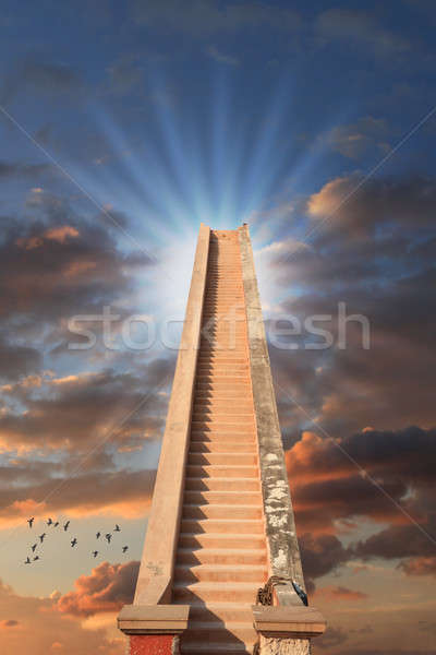 Schody sukces dotrzeć górę chmury budynku Zdjęcia stock © Akhilesh