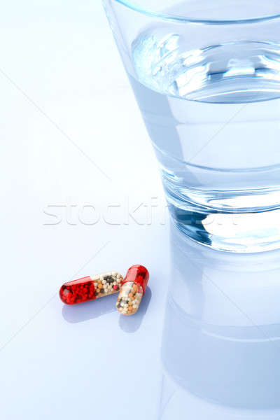 Vidro água medicina cápsulas vermelho dor Foto stock © Akhilesh