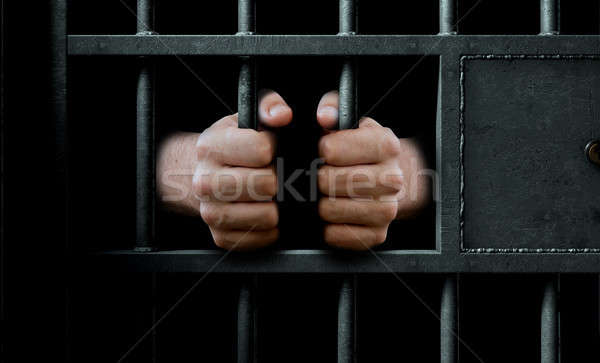 Foto stock: Celda · de · la · cárcel · puerta · manos · primer · plano · prisión