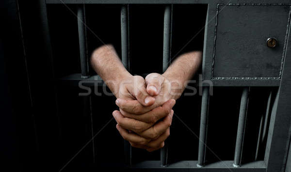 Celula de puscarie uşă mâini închisoare Imagine de stoc © albund