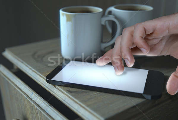表 手機 床 側 咖啡 商業照片 © albund