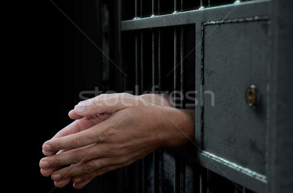 Celda de la cárcel puerta manos primer plano prisión Foto stock © albund