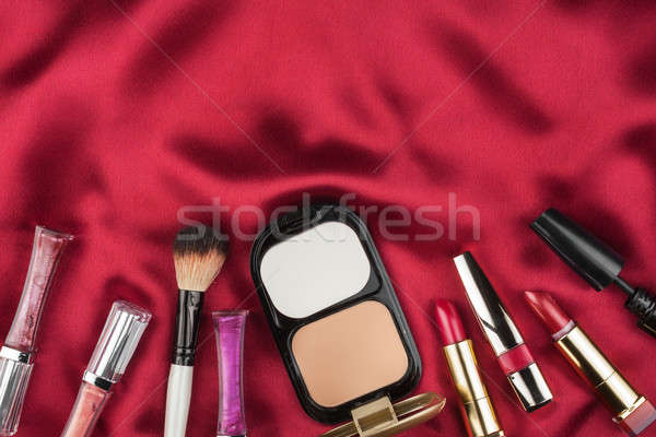 商業照片: 美麗 · 圖片 · 化妝品 · 紅色 · 緞 · 空間