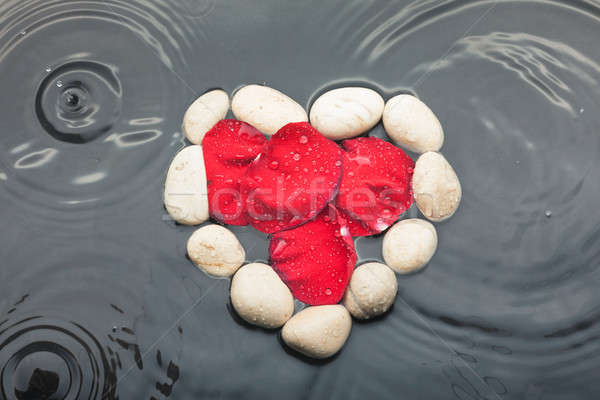 Szimbolikus szív fehér kövek piros rózsa szirmok Stock fotó © alekleks