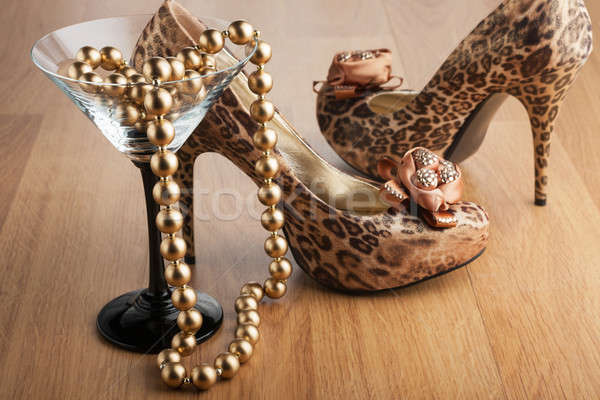 Goud kralen martini glas luipaard schoenen wijn Stockfoto © alekleks