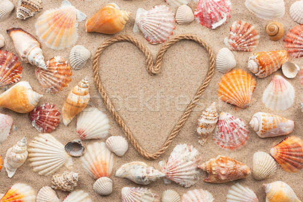 Simbolic inimă frânghie scoici nisip mare Imagine de stoc © alekleks