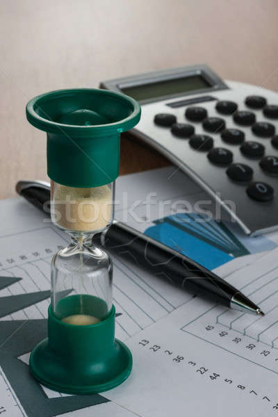 Ampulheta tabela empresário carta calculadora branco Foto stock © alekleks