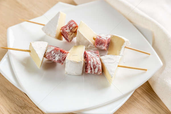 Foto stock: Camembert · salami · alimentos · vidrio · leche · placa