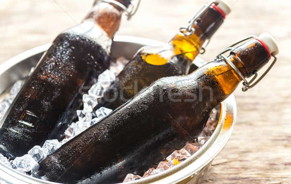 Botellas cerveza vidrio mesa grupo Foto stock © Alex9500