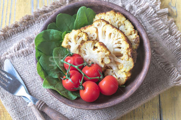 Gebacken Blumenkohl Kirschtomaten frischen Spinat Essen Stock foto © Alex9500