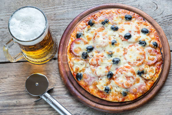 ストックフォト: 調理済みの · ピザ · ガラス · ビール · 木板 · 背景
