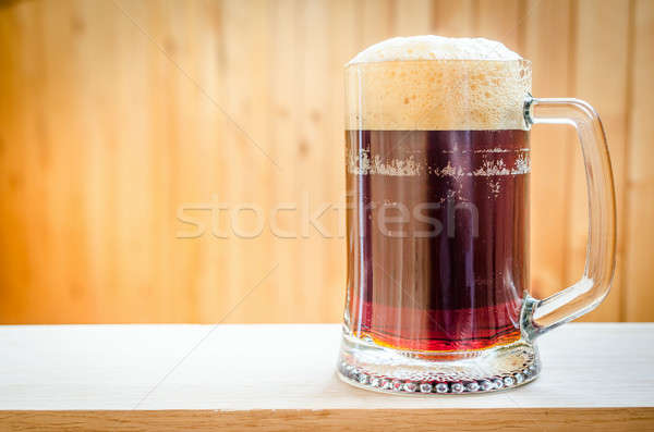 Mug dunkel Bier Licht Tabelle bar Stock foto © Alex9500