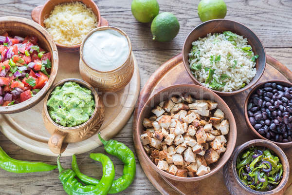 Foto stock: Ingredientes · frango · tigela · folha · queijo · jantar