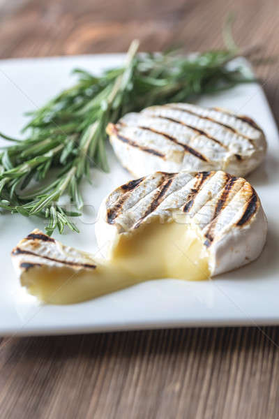 Grillowany camembert ser świeże rozmaryn tabeli Zdjęcia stock © Alex9500